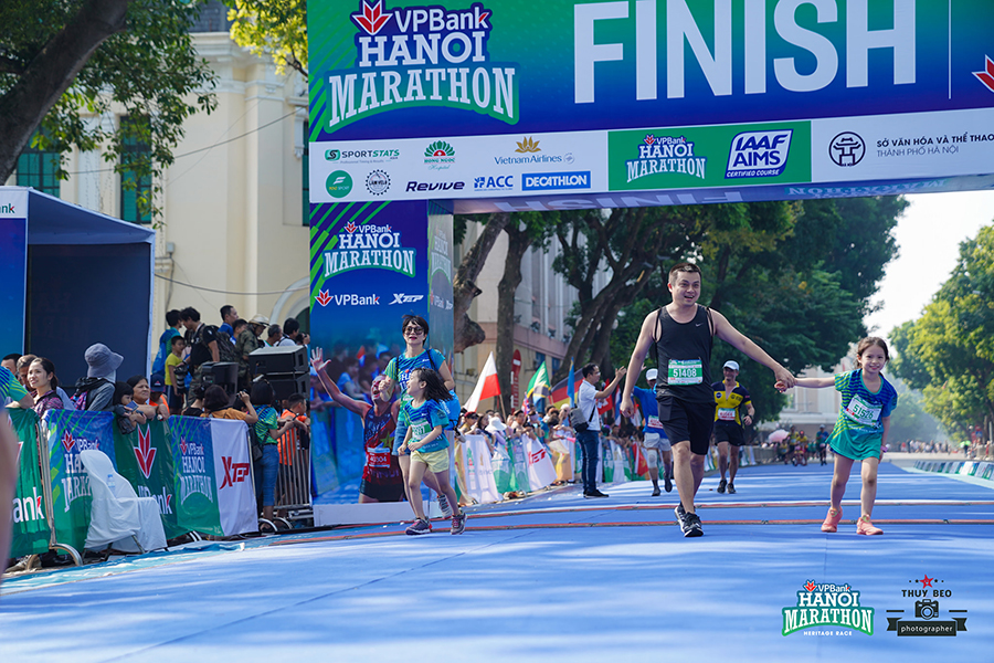 Những khoảnh khắc về đích ấn tượng của VPBank Hanoi Marathon 2019 Những khoảnh khắc về đích ấn tượng của VPBank Hanoi Marathon 2019